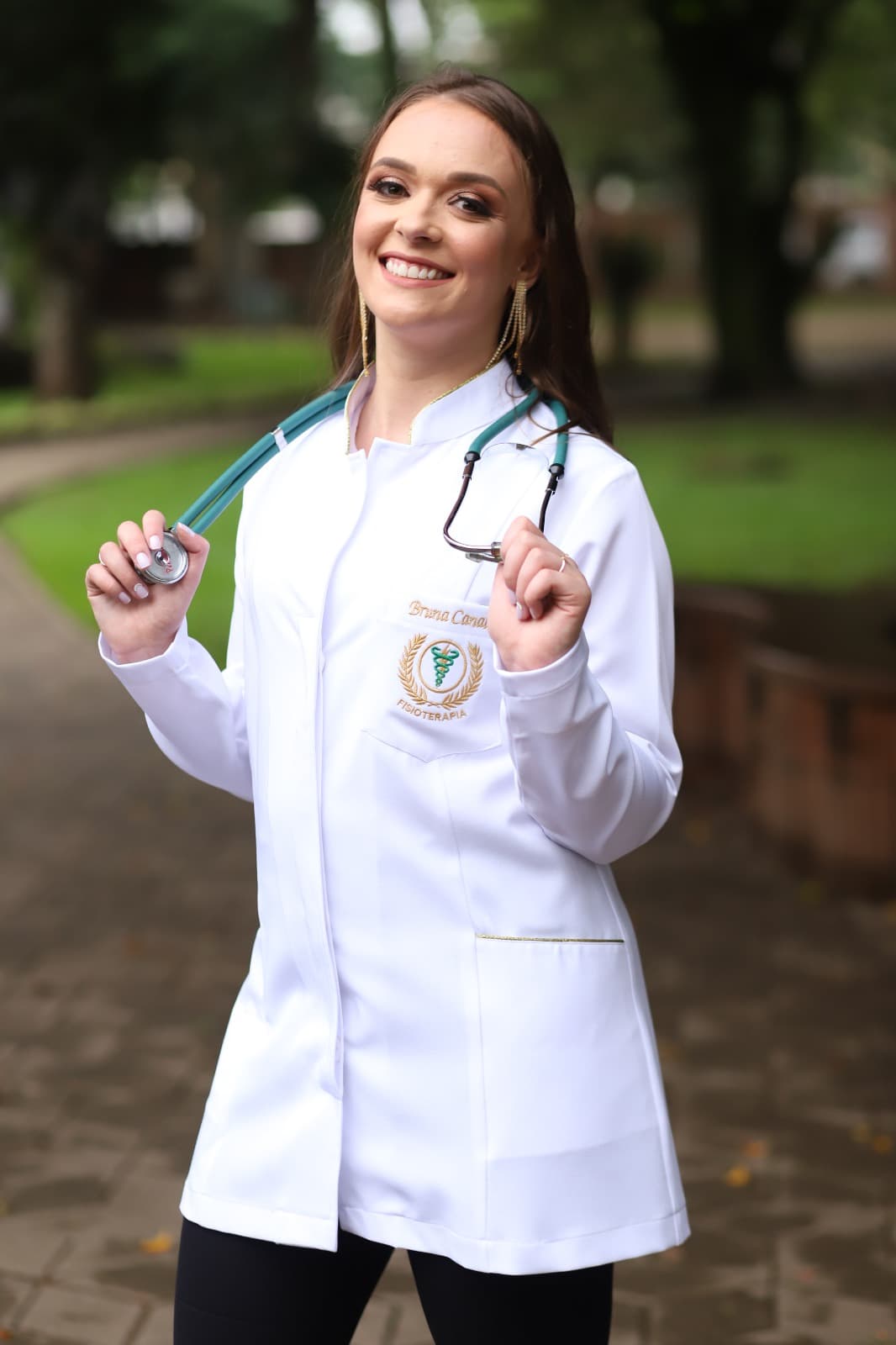 Bruna Canali, osteopata em Florianópolis, em atendimento